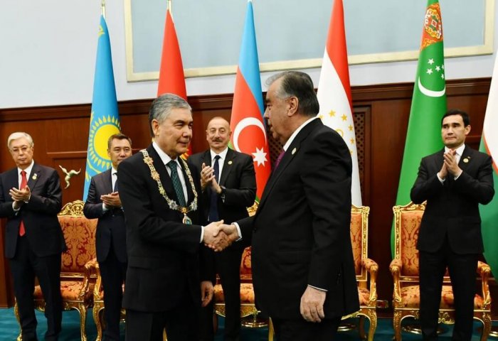 Gurbanguly Berdimuhamedov Awarded With Central Asian Heads’ Badge of Honor
