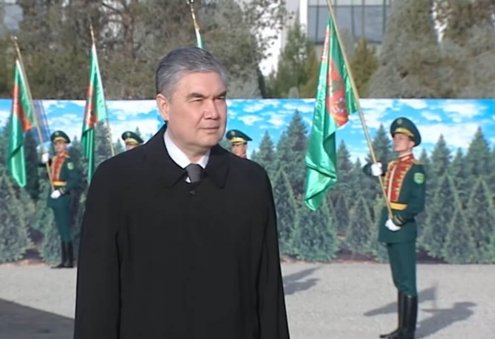 Туркменский лидер принял участие в мероприятия ко Дню защитника отечества