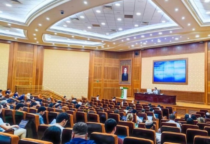 Şenbe güni TDHÇMB-da dokma önümleri uly islegden peýdalandy