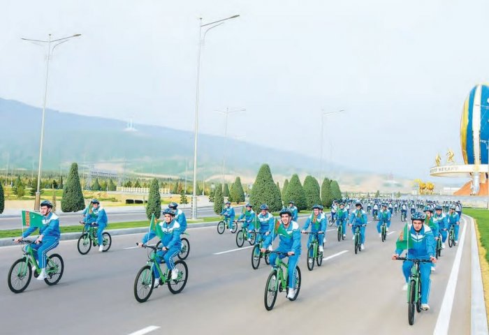 Türkmenistan Devlet Başkanı, toplu bisiklet sürüşüne katıldı