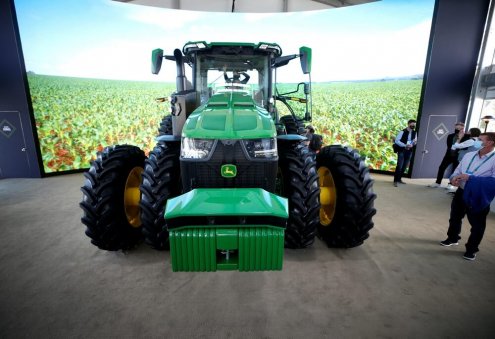 “John Deere” ilkinji sürüjisiz traktory hödürleýär