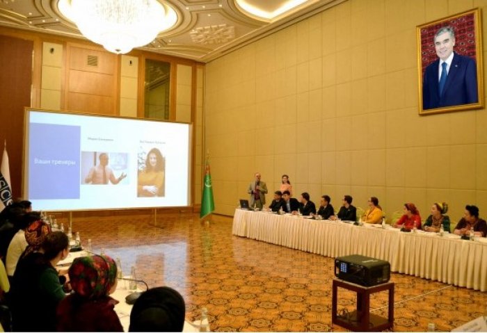 Международные эксперты делаться опытом с представителями туркменских СМИ