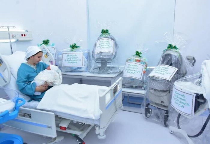 Yeni yılda Türkmenistan’da dünyaya gelen ilk bebeğe Arkadag ismi verildi