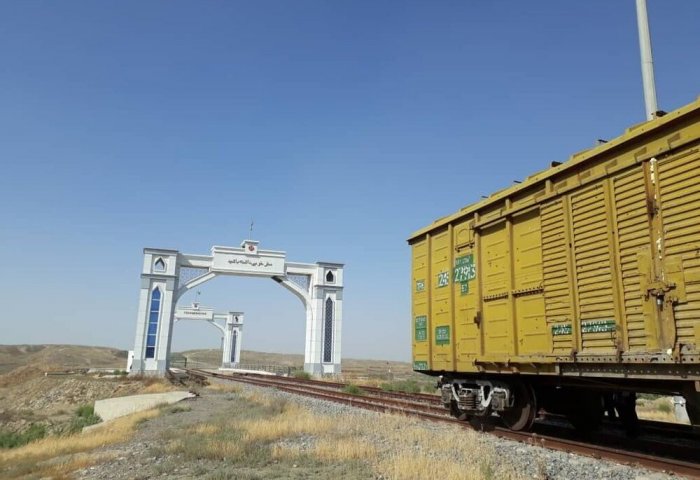 Грузовые вагоны проезжают через дезинфекционные тоннели на туркмено-иранской границе