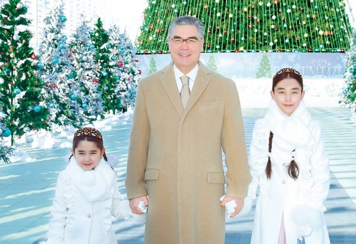 Turkmen President Visits Main New Year Tree With His Granddaughters