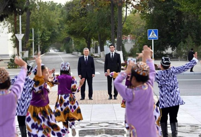 Президенты Туркменистана и Узбекистана поздравили участников фестиваля дружбы туркмено-узбекских народов