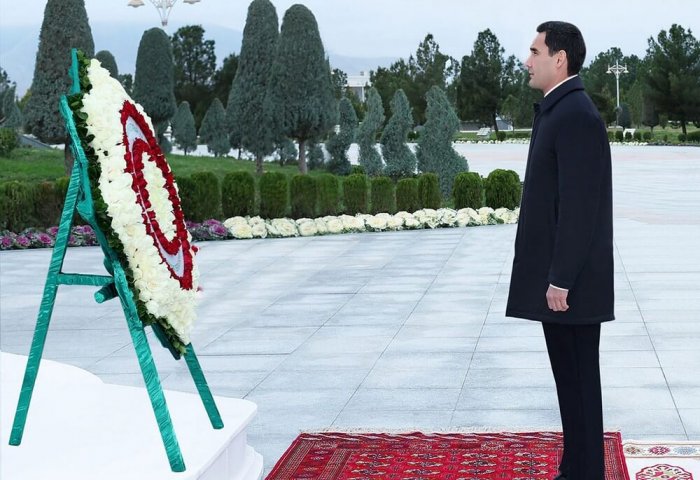 Turkmen President Commemorates 28th Anniversary of Neutrality With Flower-Laying Ceremony