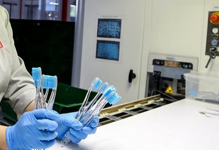 Türkmenistan'da yeni çesit diş fırçaların üretimine başlandı