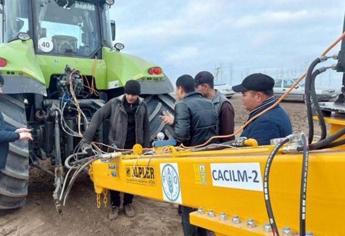 FAO, Andalyp çiftçi birliğine lazerli toprak tesviye makinası teslim etti