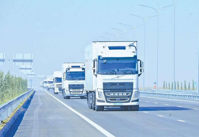 Türkmenistan, araç sürücülerinin geçişi için birçok sınır kapısını açıyor