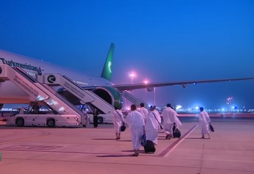Türkmenhowaýollary, hacı adayları için özel uçak seferi düzenledi