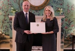 Türkmen ilçisi ABŞ-nyň Döwlet protokolynyň başlygyna ynanç hatynyň nusgasyny gowşurdy