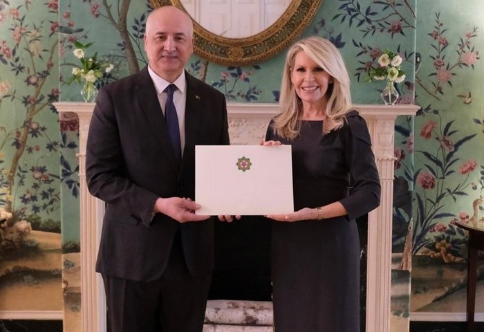 Türkmen ilçisi ABŞ-nyň Döwlet protokolynyň başlygyna ynanç hatynyň nusgasyny gowşurdy Türkmen ilçisi ABŞ-nyň Döwlet protokolynyň başlygyna ynanç hatynyň nusgasyny gowşurdy