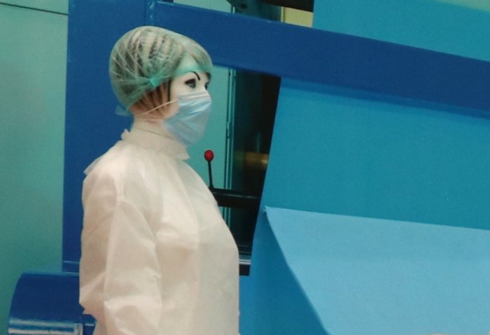 В Дашогузе наладили производство одноразовых операционных медицинских халатов из спанбонда