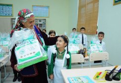 Türkmenistanda birinji synp okuwçylara noutbuk kompýuterleri sowgat berler