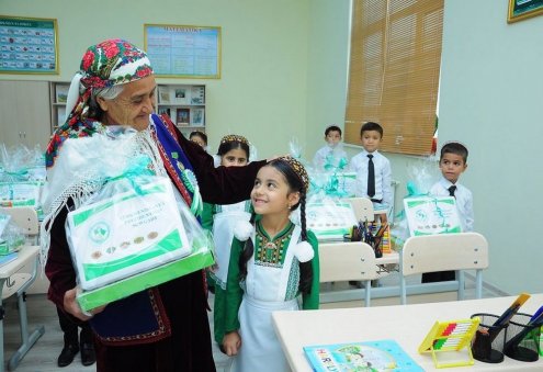 Türkmenistanda birinji synp okuwçylara noutbuk kompýuterleri sowgat berler