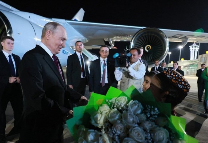Vladimir Putin Arrives in Turkmenistan for Working Visit