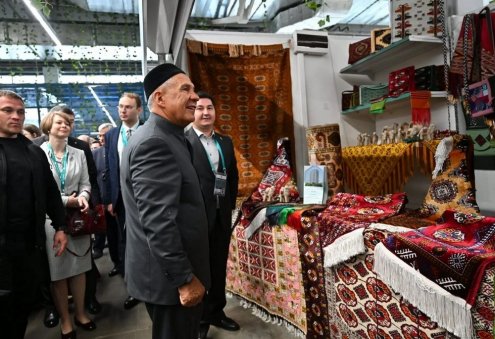 Рустам Минниханов посетил павильон Туркменистана на ярмарке Kazan Halal Market