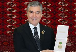 Гурбангулы Бердымухамедов удостоен медали Türkmenistanyň Bitaraplygynyň 30 ýyllygyna 