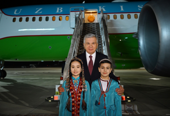 Shavkat Mirziyoyev Arrives in Turkmenistan for Working Visit