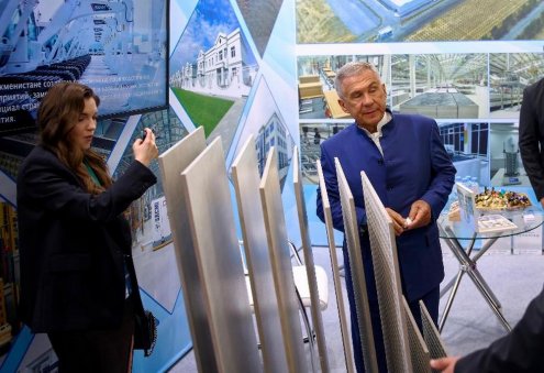 Tatarystanyň Baştutany “KazanForumda” “Eziz doganlar keramika” kompaniýasynyň diwarlygyna baryp gördi