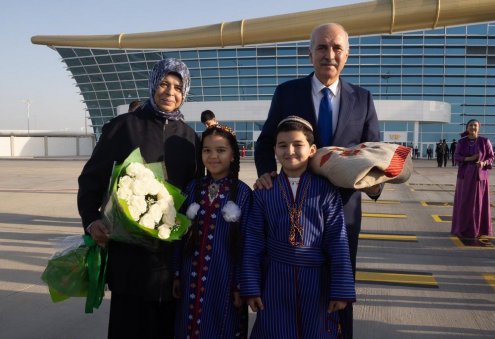 Türkiýäniň Beýik Millet Mejlisiniň Başlygy Türkmenistana sapar bilen geldi