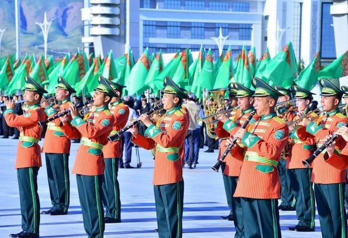 Türkmenistan halkı, perşembe günü Anayasa ve Bayrak Günü'nü kutluyor