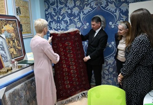 Kiev’deki Mahtumkulu Kütüphanesi’nin müzesine Türkmen Milli kültürel değerleri teslim edildi