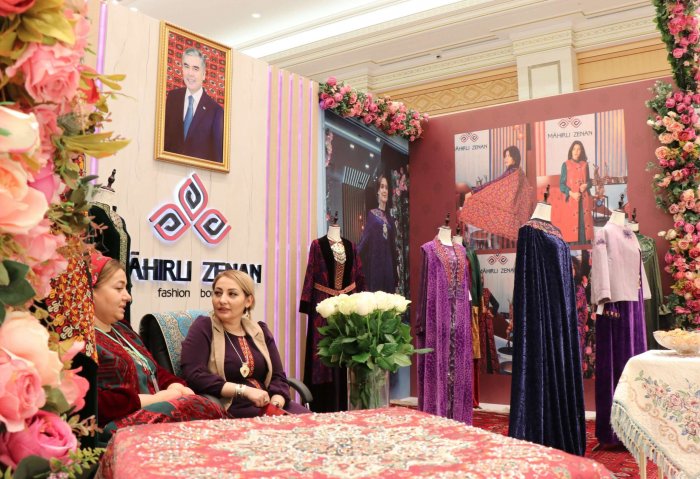 Туркменские дизайнеры готовят эксклюзивные наряды с национальной вышивкой