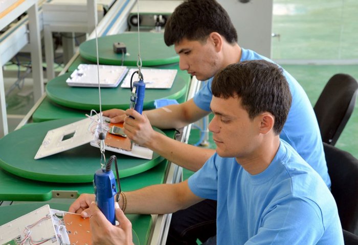Turkmen Companies Assemble Domestic Computers for First-Graders