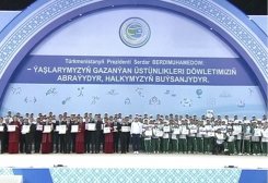 Президент Туркменистана вручил денежные награды, автомобиль победителям международных олимпиад, турниров