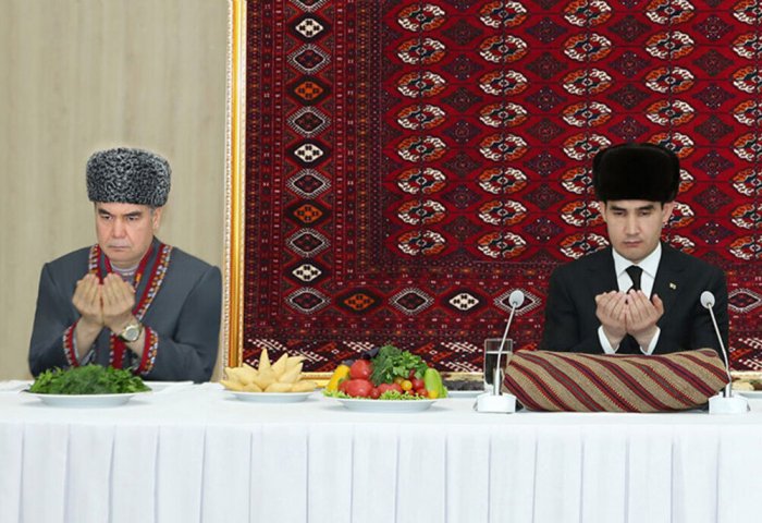 Turkmen President Gives Iftar at Hezreti Omar Mosque