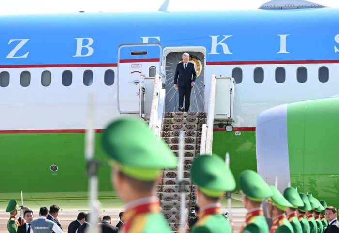 Shavkat Mirziyoyev Arrives in Turkmenistan for Trilateral Summit