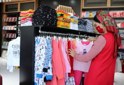 Türkmenistanlı girişimci, çocuk giysi imalatını faaliyete geçirdi