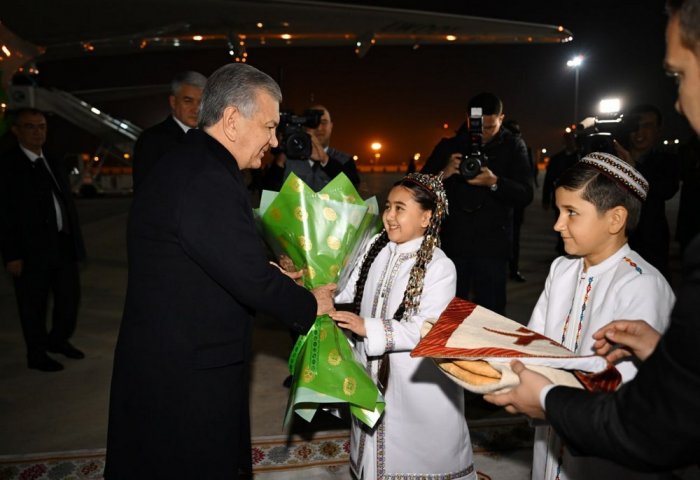 Президент Мирзиёев прибыл в Ашхабад для мероприятий высокого уровня Президент Мирзиёев прибыл в Ашхабад для мероприятий высокого уровня