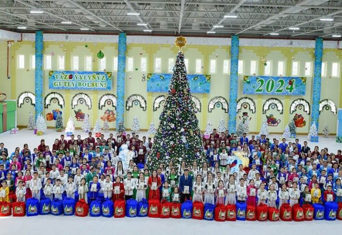 Devletliler Köşkü’nde yetiştirilen çocuklara Yeni Yıl hediyeleri teslim edildi