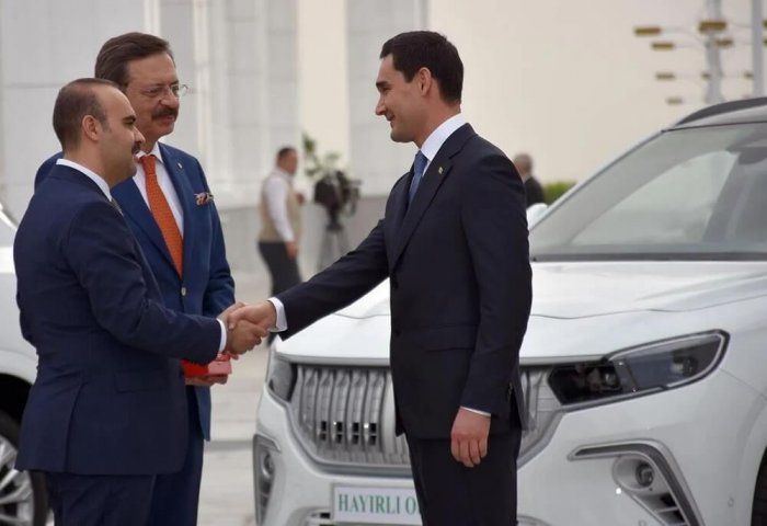 Türkmenistanyň Prezidentine TOGG türk elektrik awtoulaglary gowşuryldy