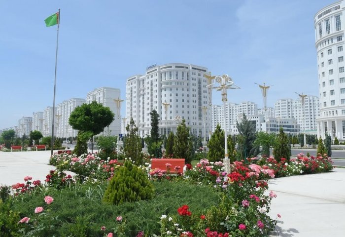 Türkmenistan’da reşit olmayanların korunması için ne tür reklamlar yasaklanmıştır?