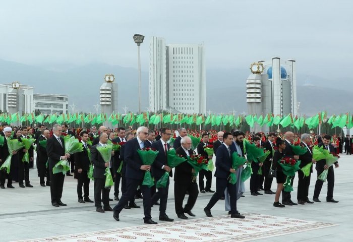 Türkmenistanda Konstitusiýa we Döwlet baýdagynyň güni bellenildi