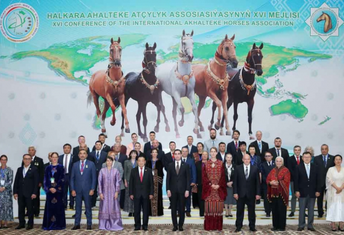 Иностранным гражданам присвоено почётное звание Türkmenistanyň at gazanan atşynasy