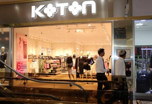 Aşkabat'taki Koton mağazası, yeni sonbahar kıyafet koleksiyonunu sunuyor