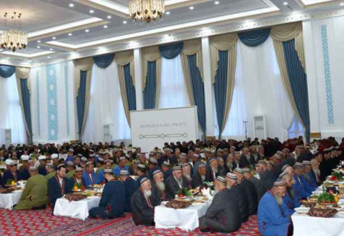 Türkmen halkynyň Milli Lideri Seýit Jemaleddin metjidinde sadaka berdi