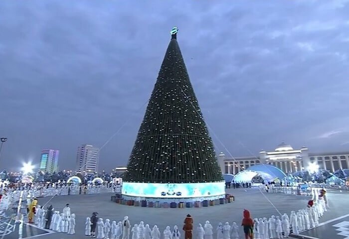 Зажглись огни на Главной новогодней елке Туркменистана