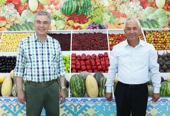 Türkmen Lideri “Nurly meýdan” kompaniýasynyň oba-hojalyk işleri bilen tanyşdy