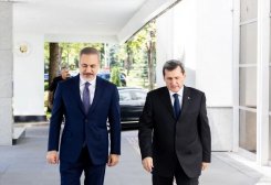Türkmenistan bilen Türkiýäniň Baş diplomatlary telefon arkaly söhbetdeşlik geçirdiler