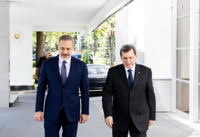 Türkmenistan bilen Türkiýäniň Baş diplomatlary telefon arkaly söhbetdeşlik geçirdiler