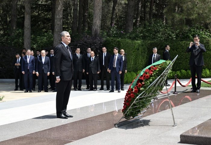 Gurbanguly Berdimuhamedov Pays Tribute to Heydar Aliyev in Baku