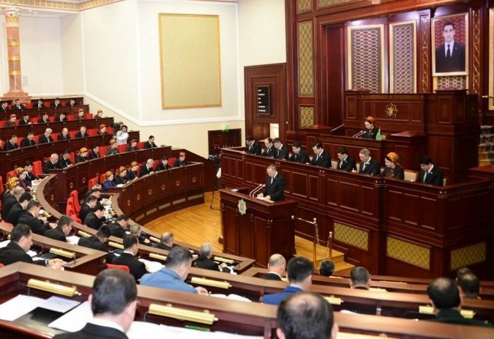 Mejlisde Türkmenistanyň birnäçe Kanunlarynyň taslamalaryna garaldy we kabul edildi