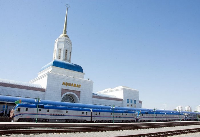 Türkmenistan'a iki yeni yük lokomotifi teslim edildi