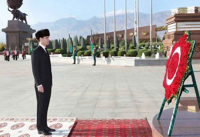 Türkmenistanyň Prezidenti Hatyra güni mynasybetli çärelere gatnaşdy